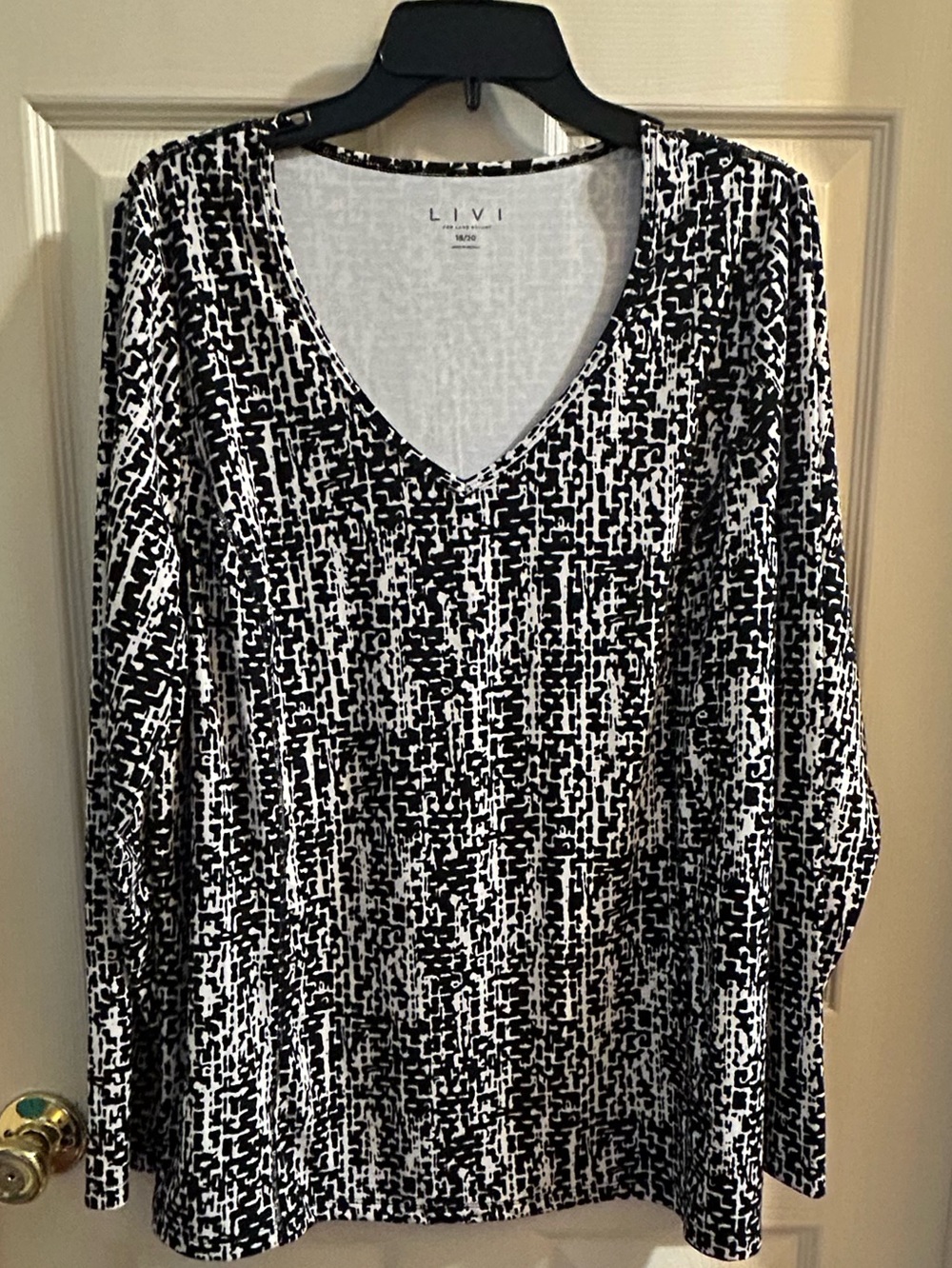 Women's Black & White V-Neck Long Sleeve Top